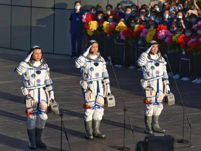 青島空壓機(jī)祝賀神州十二號(hào)載人飛船發(fā)射成功！